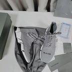 B - SNEAKERS