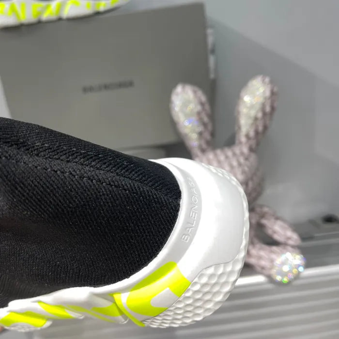 B - SNEAKERS
