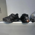 B - SNEAKERS