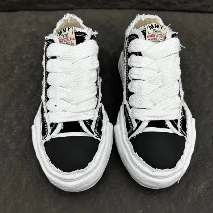 A - SNEAKERS
