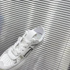 V - SNEAKERS